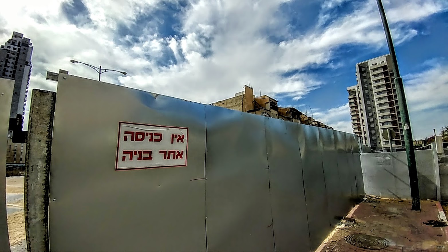 כאן יוקמו מגדלי מגורים: החניה ליד מרכז הנגב (צילום: דני בלר)